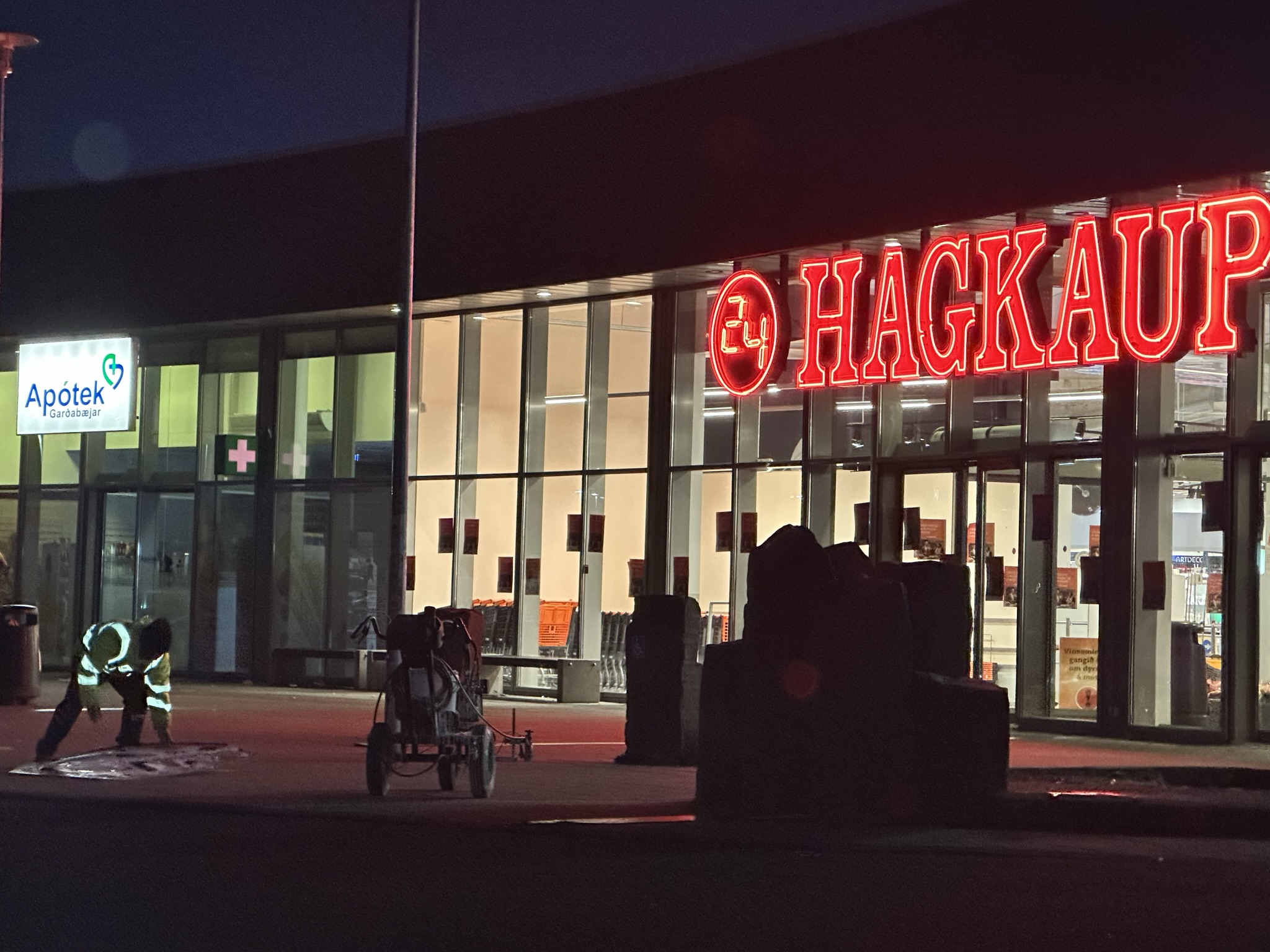 BS Verktakar mála bílastæði Hagkaup Garðatorgi